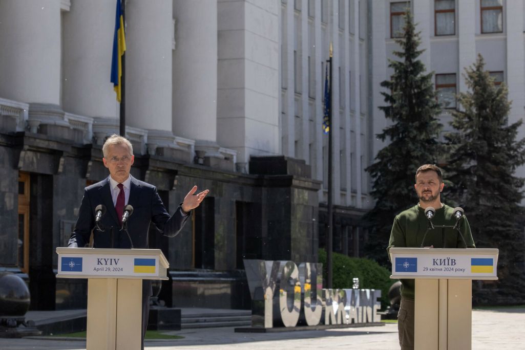 Генеральны сакратар NATO Енс Столтэнберг побач з прэзідэнтам Украіны Уладзімірам Зяленскім падчас іх сумеснай прэс-канферэнцыі ў Кіеве, Украіна. 29 красавіка 2024 года. (Фота: Roman Pilipey / AFP / East News)