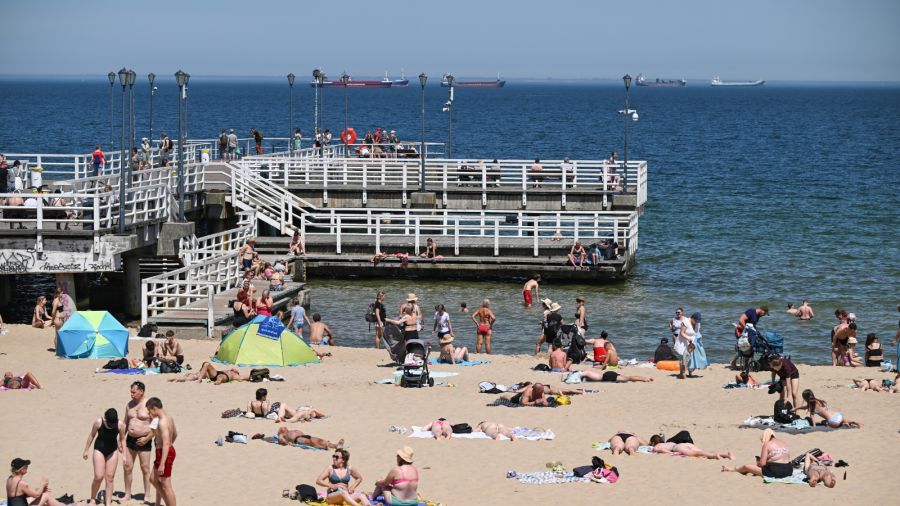 Nad Bałtykiem tłumy plażowiczów, m.in. w Gdańsku-Brzeźnie (PAP/Adam Warżawa)