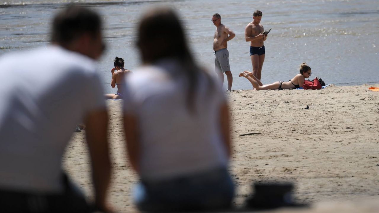 Wakacyjna pogoda zachęca do wypoczynku na plaży (fot. PAP/Piotr Nowak) Wakacyjna pogoda zachęca do wypoczynku na plaży (fot. PAP/Piotr Nowak)