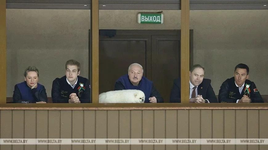 Аляксандр Лукашэнка і Умка на хакеі ў Горадні, Беларусь. 24 красавіка 2023 года. (Фота: БелТА)