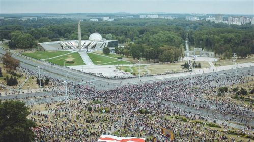 Мирная акция протеста возле стелы в Минске, Беларусь. 23 августа 2020 года. Фото: Белсат