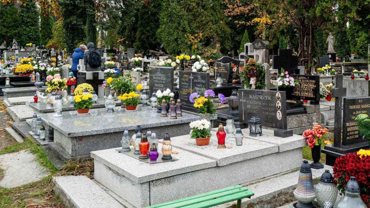 Podczas Uroczystosci Wszystkich Swietych I W Zaduszki Cmentarze Beda Zamkniete Tvp Info