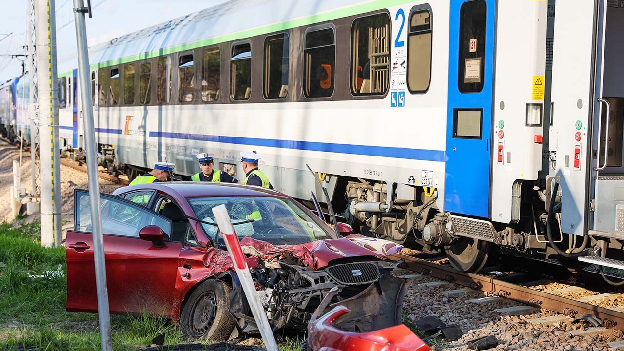 Samochód wjechał w pociąg. 18-latek miał prawo jazdy od miesiąca