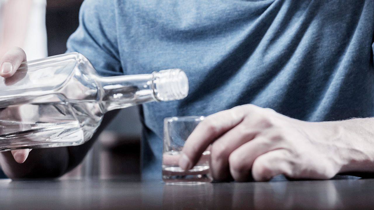 Rosjanin zmarł podczas picia wódki przed kamerą (fot. Shutterstock/Dmytro Zinkevych)