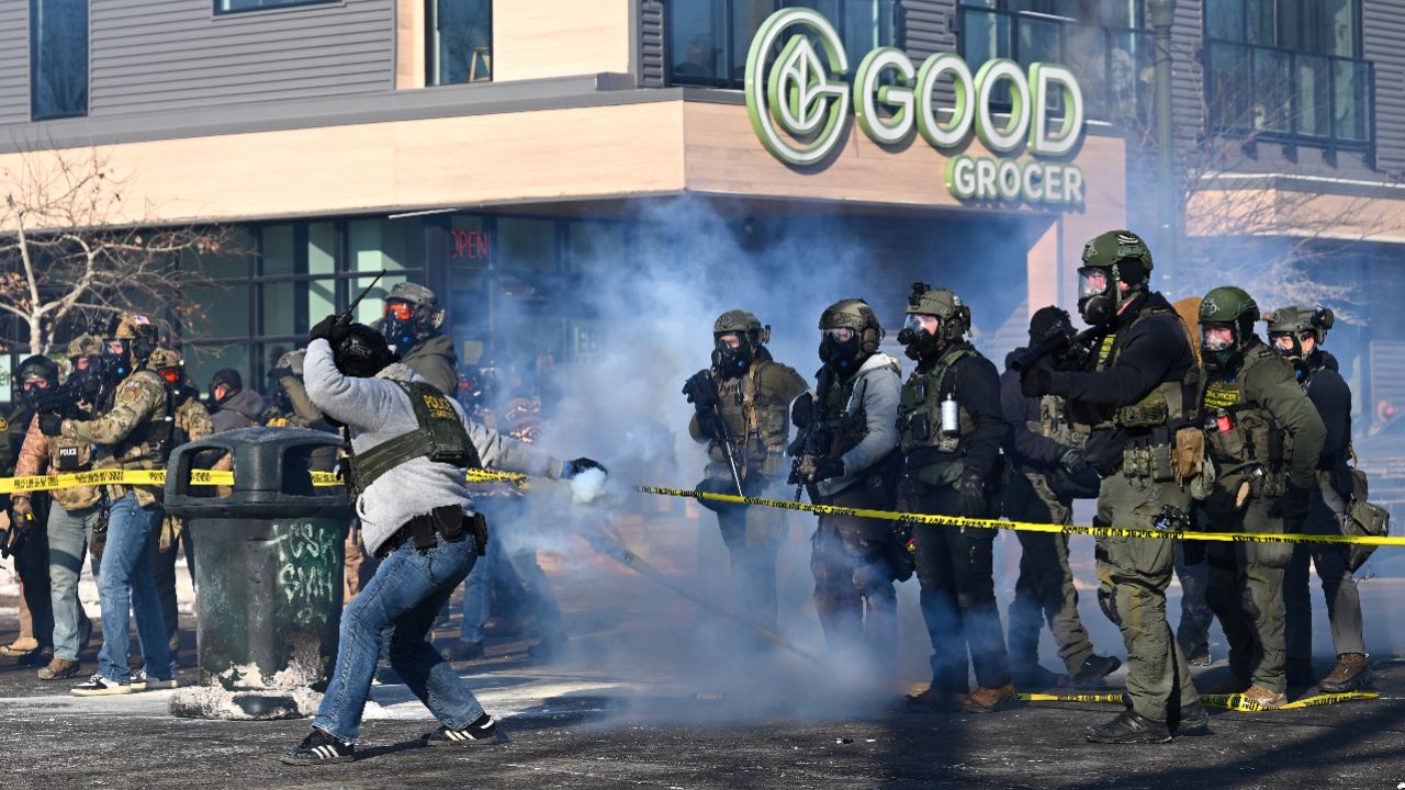 Zmarł mężczyzna postrzelony przez agenta federalnego w Minneapolis. 51-latek został trafiony kilka razy w klatkę piersiową podczas interwencji. To kolejny przypadek w tym miesiącu, gdy w...