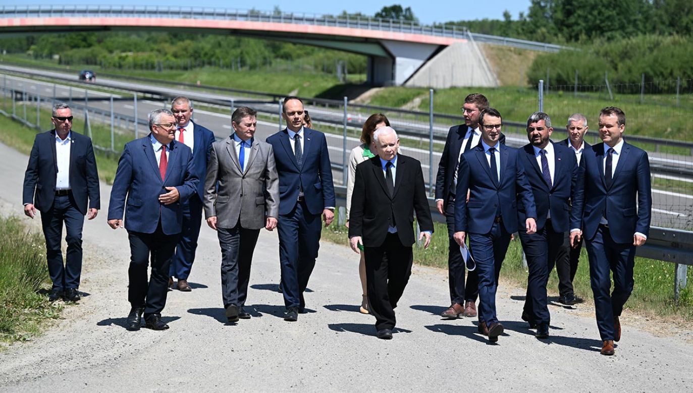 Jarosław Kaczyński wraz z politykami PiS podczas oświadczenia dla mediów przy drodze S19 w miejscowości Rudna Wielka (fot. PAP/Dariusz Delmanowicz)