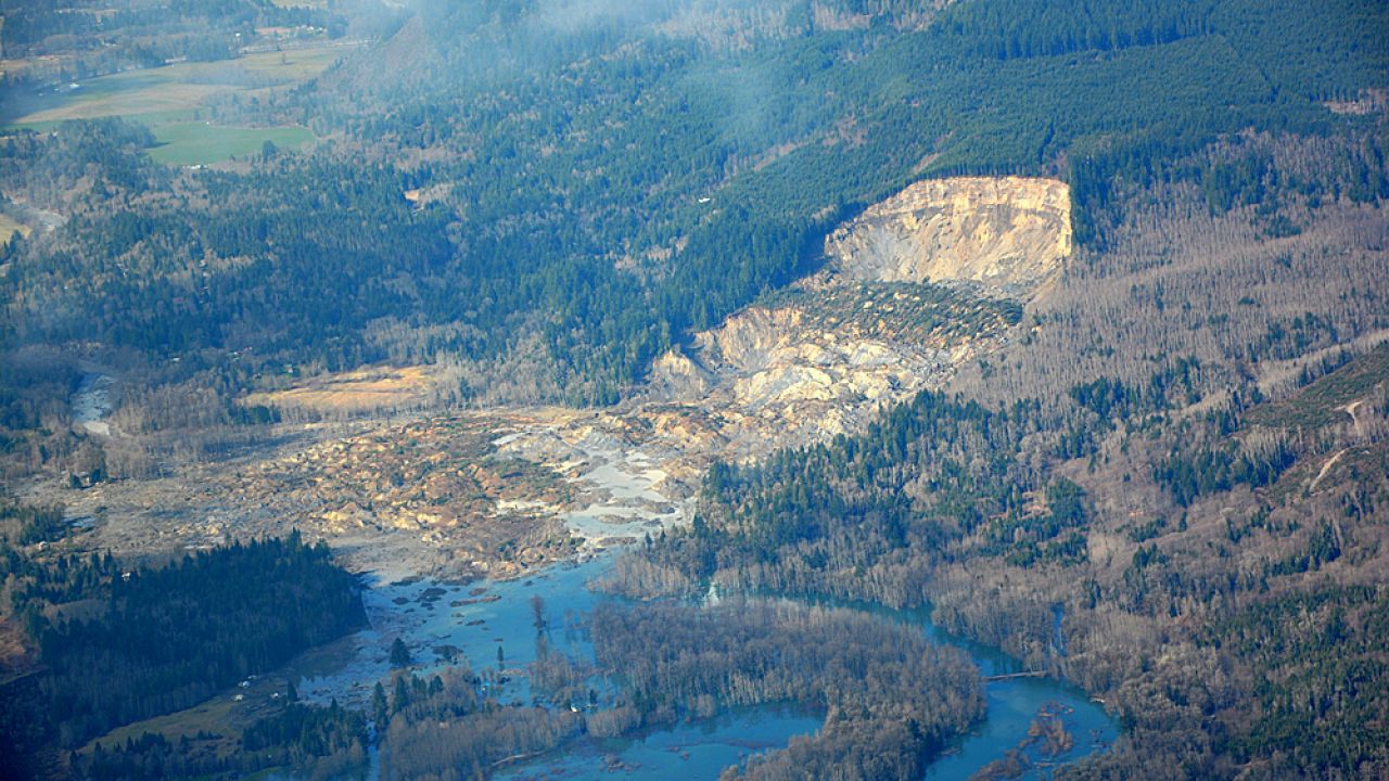 Zwały ziemi zniszczyły kilkadziesiąt gospodarstw (fot. PAP/EPA/WASHINGTON STATE DEPARTMENT OF TRANSPORTATION) Zwały ziemi zniszczyły kilkadziesiąt gospodarstw (fot. PAP/EPA/WASHINGTON STATE DEPARTMENT OF TRANSPORTATION)