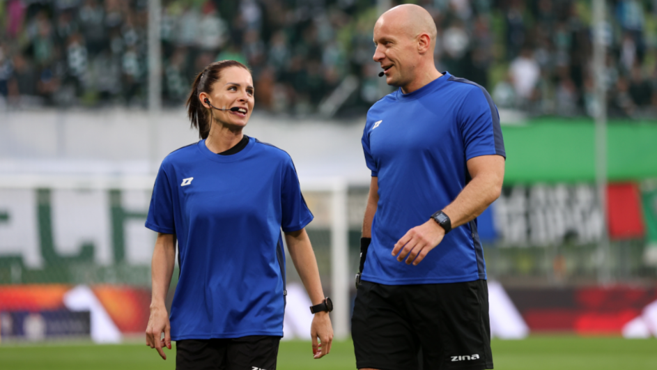 Paulina Baranowska i Szymon Marciniak w czasie rozgrzewski przed meczem w Ekstraklasie (fot. 400mm.pl/Piotr Kucza)