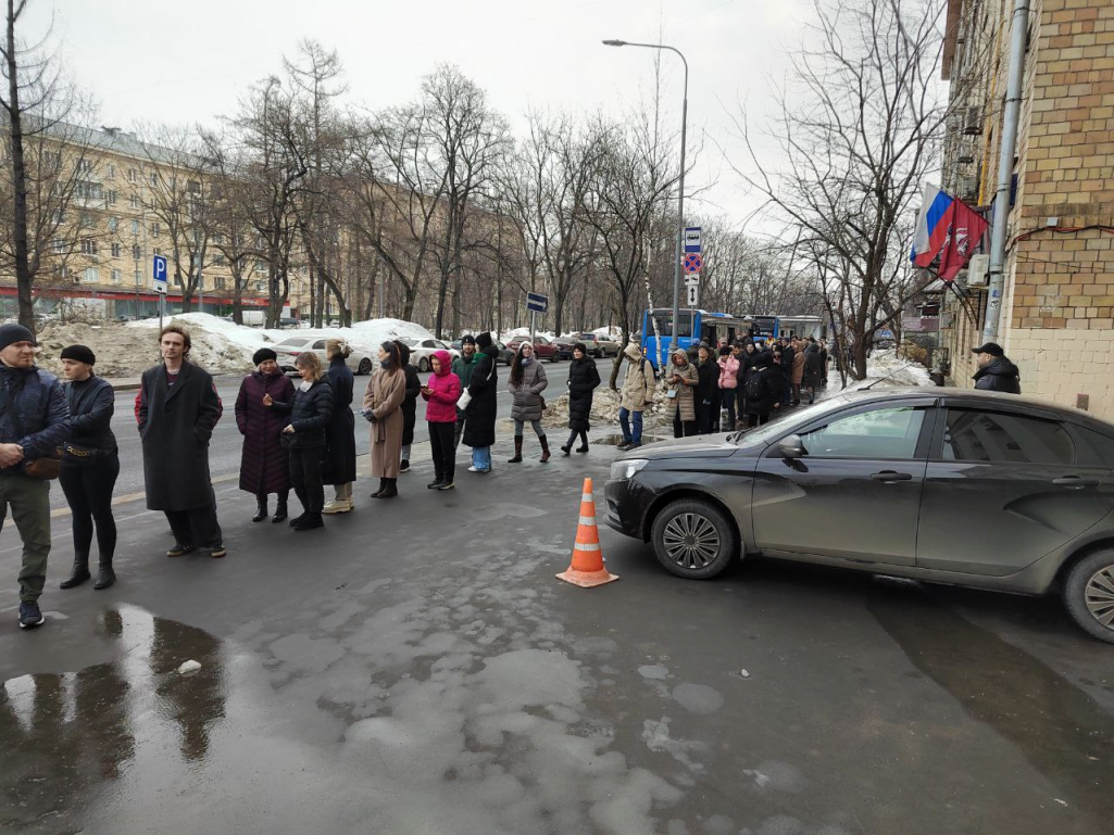 Очередь на участок No 2168 в Москве в 12:15 (Фота: глядач «Белсату»)