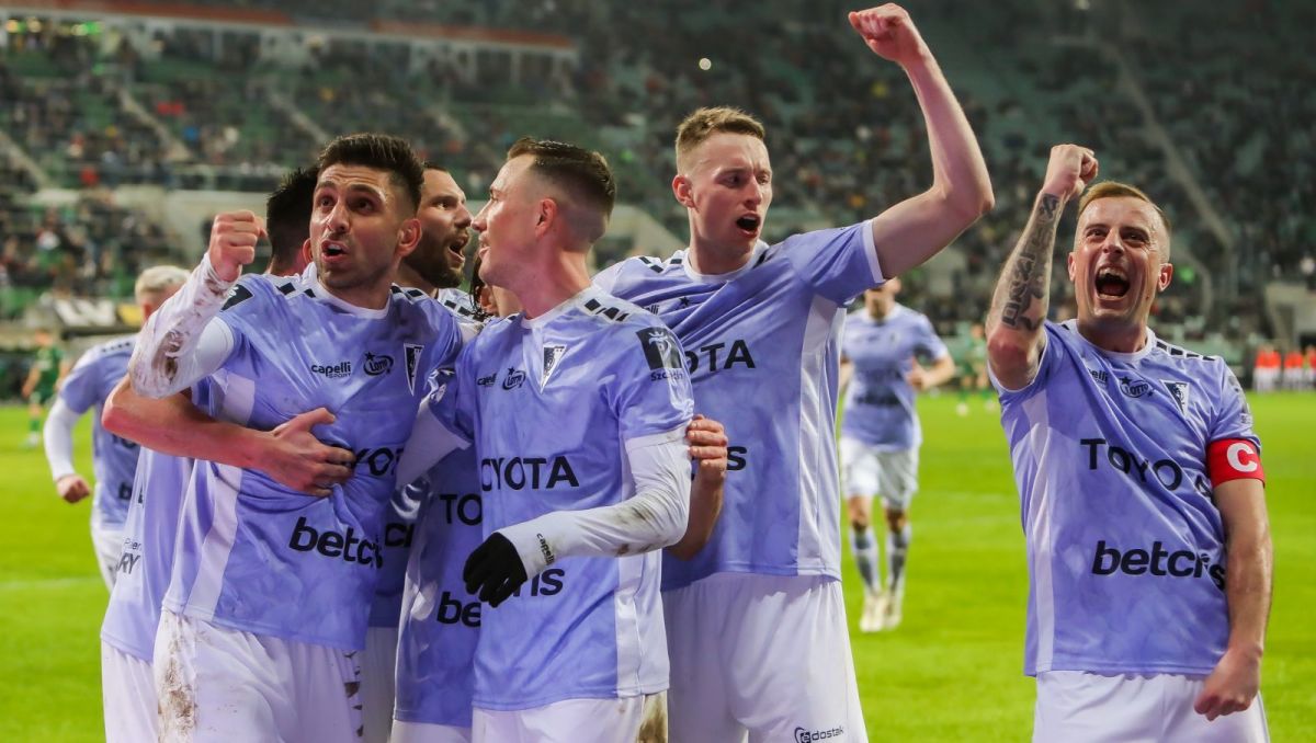 Mariusz Malec (drugi z prawej) wierzy, że Pogoń Szczecin na koniec sezonu może świętować zdobycie dwóch trofeów (fot. 400mm.pl/Natanael Brewczyński) Mariusz Malec (drugi z prawej) wierzy, że Pogoń Szczecin na koniec sezonu może świętować zdobycie dwóch trofeów (fot. 400mm.pl/Natanael Brewczyński)