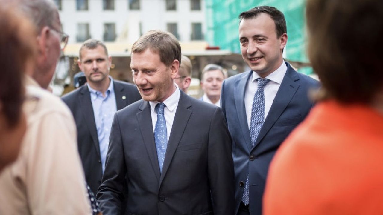 Michael Kretschner (w centrum, z lewej) i Paul Ziemiak (obok z prawej) nie szczędzą gorzkich słów pod adresem Katariny Barley (fot. Florian Gaertner/Photothek via Getty Images) Michael Kretschner (w centrum, z lewej) i Paul Ziemiak (obok z prawej) nie szczędzą gorzkich słów pod adresem Katariny Barley (fot. Florian Gaertner/Photothek via Getty Images)