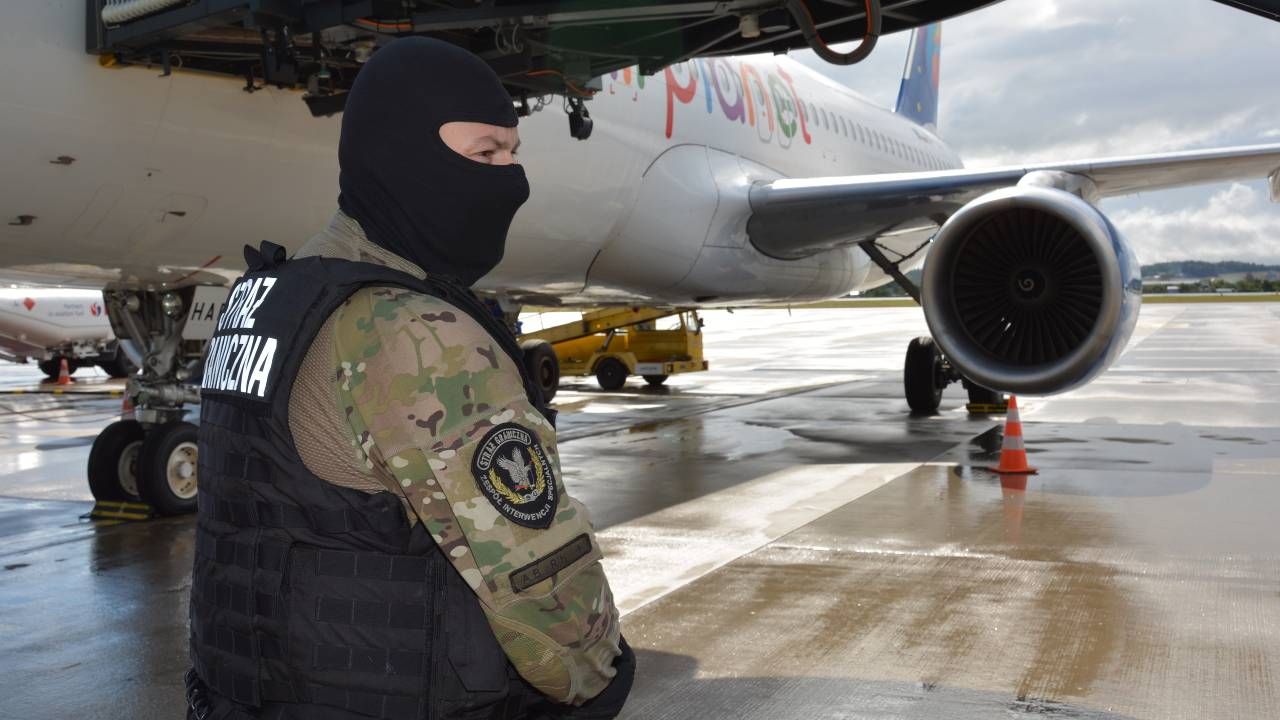 Funkcjonariusze Straży Granicznej z Grupy Interwencji Specjalnych weszli na pokład samolotu (fot. SG)