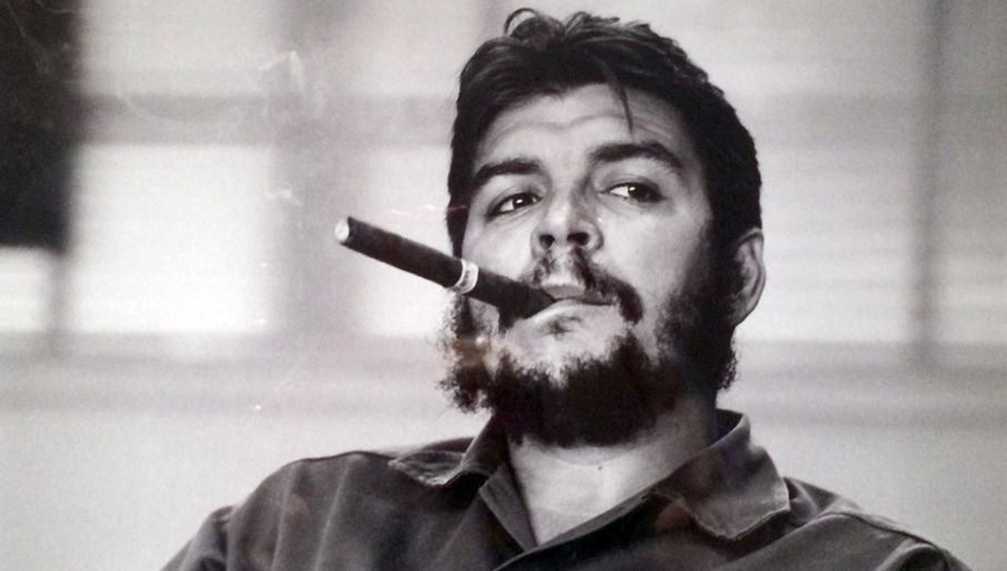 Odpowiedzialny za śmierć wielu ludzi Guevara stał się ikoną popkultury (fot. Wiki/René Burri)