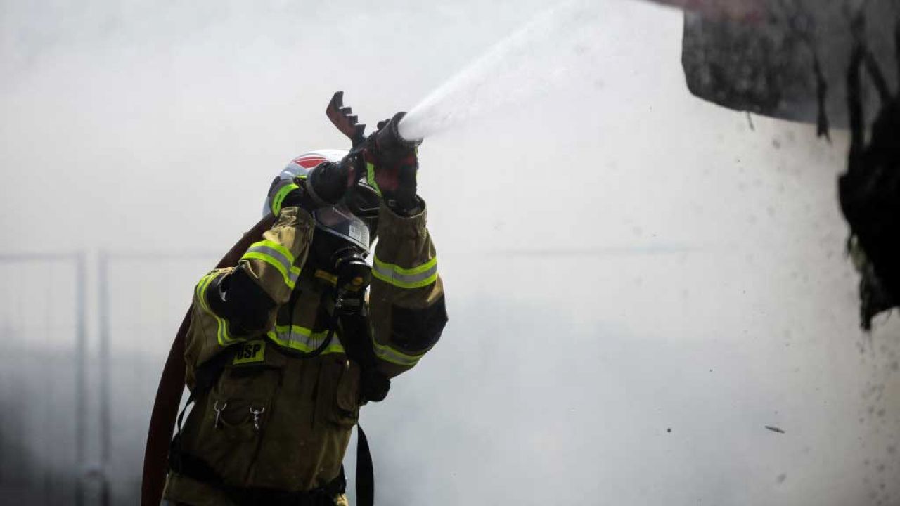 Zmarły strażak miał 56 lat (fot.  Filip Radwanski/SOPA Images/LightRocket via Getty Images)
