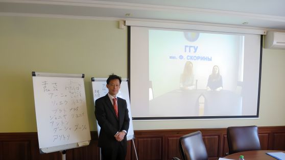 Выкладчык японскай мовы Наканішы Масатошы выкладае асновы японскай мовы ў Гомельскім дзяржаўным універсітэце