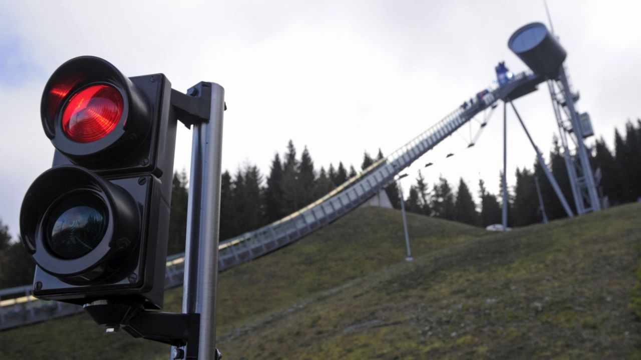 Czerwone światło na Vogtland Arenie w Klingenthal (fot. Getty)
