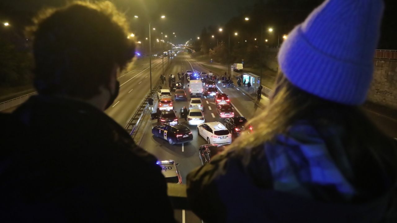 Garstka protestujących blokuje ruch na Trasie Łazienkowskiej w Warszawie (fot. PAP/Wojciech Olkuśnik)