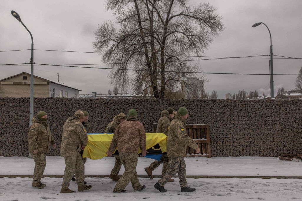 Здымак мае ілюстрацыйны характар. Украінскія вайскоўцы нясуць труну Сяргея Паўлічэнкі, які загінуў у баях з расейскімі войскамі ў Запарожскай вобласці, падчас паніхіды на могілках у Кіеве, Украіна. 29 лістапада 2023 года. (Фота: Roman Pilipey / AFP / East News)