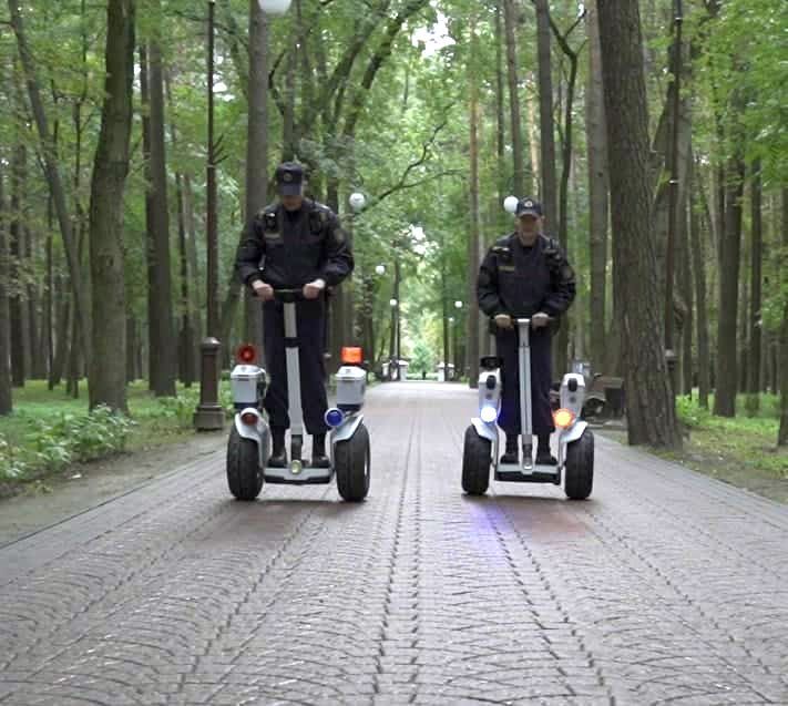 Міліцыянты на сэгўэях. (Фота: police_minsk / Telegram)