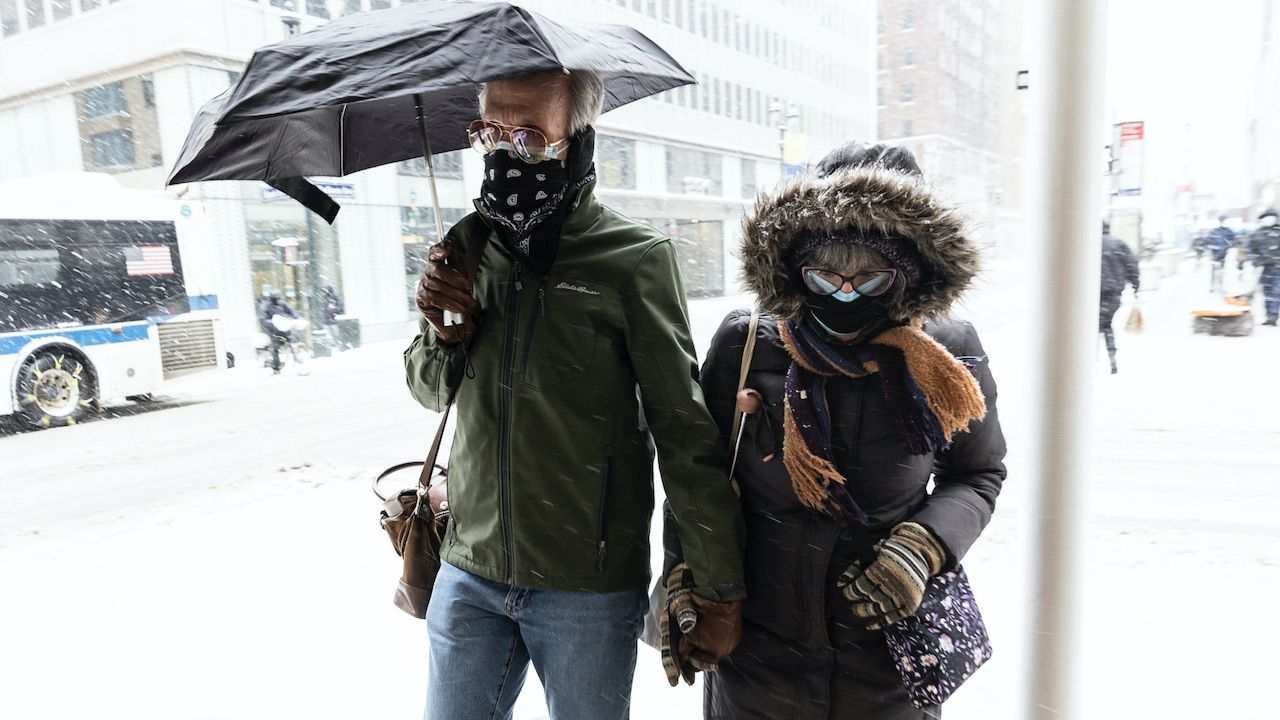 Spadek temperatury wiąże się ze wzrostem liczby zachorowań na COVID-19 (fot. PAP/EPA/JUSTIN LANE) Spadek temperatury wiąże się ze wzrostem liczby zachorowań na COVID-19 (fot. PAP/EPA/JUSTIN LANE)