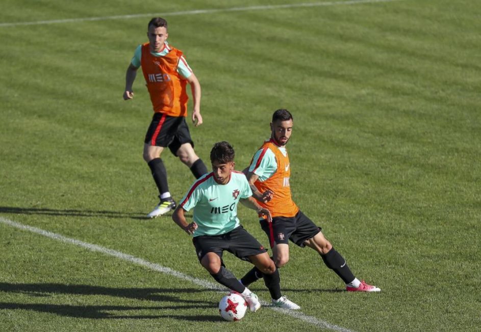 Zdjęcie z kadry młodzieżowej Portugalii – Francisco Ramos walczący o piłkę z Bruno Fernandesem, na drugim planie Diogo Jota (fot. Francisco Ramos Instagram)