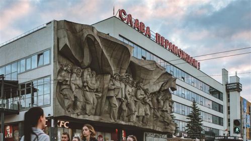 Люди переходят дорогу на Немиге в Минске, Беларусь. 14 мая 2021 года. Фото: Белсат