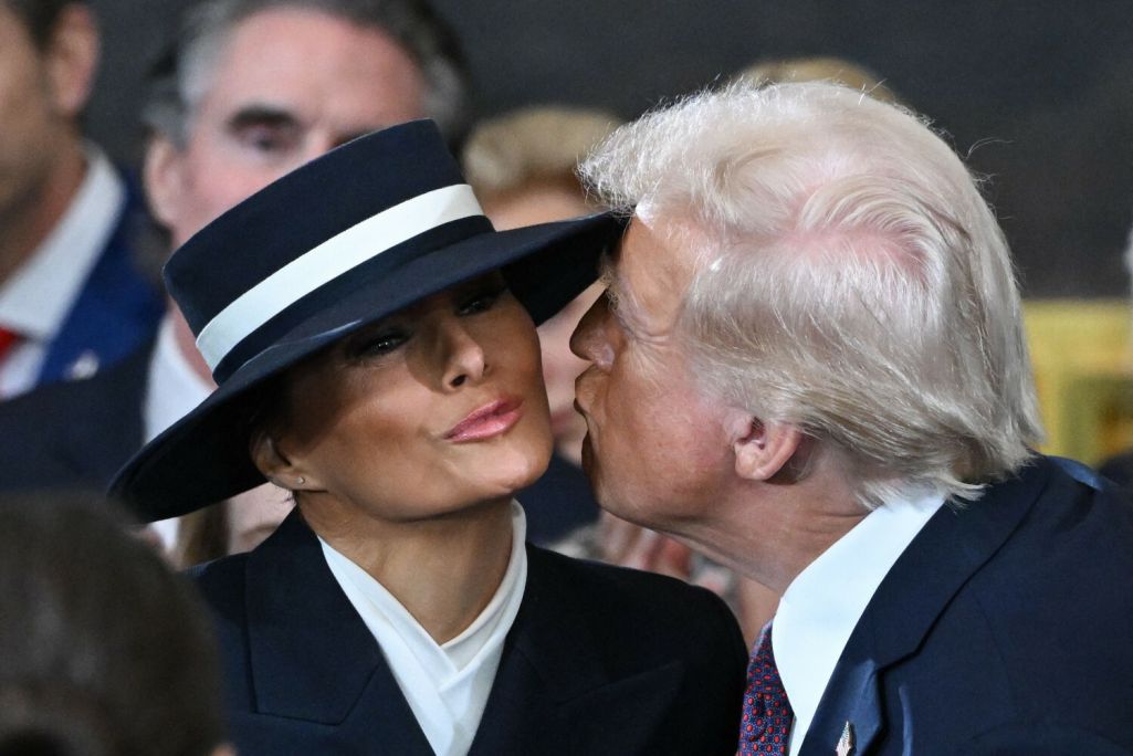Абраны прэзідэнт Доналд Трамп цалуе Мэланію Трамп перад 60-й інаўгурацыяй прэзідэнта ў ратондзе Капітолію ЗША ў Вашынгтоне. 20 студзеня 2025 года. Фота: Saul Loeb / AP / East News