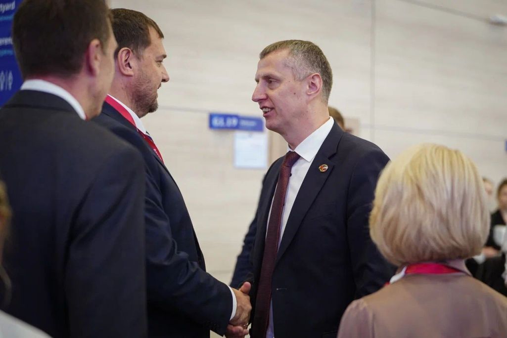 Кіраўнік акупацыйнай адміністрацыі Запарожскай вобласці Яўген Баліцкі (злева) цісне руку амбасадару Беларусі ў Расеі Дзмітрыю Крутому на Пецярбургскім эканамічным форуме. Санкт-Пецярбург, Расея. 7 чэрвеня 2024 года. (Фота: Балицкий Евгений / Telegram)