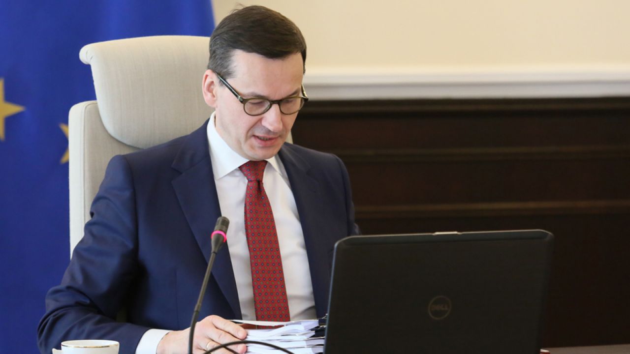 Premier Mateusz Morawiecki podpisał zarządzenie powołujące Międzyresortowy Zespół do Spraw Przeciwdziałania Propagowaniu Faszyzmu (fot. Twitter/KPRM) Premier Mateusz Morawiecki podpisał zarządzenie powołujące Międzyresortowy Zespół do Spraw Przeciwdziałania Propagowaniu Faszyzmu (fot. Twitter/KPRM)
