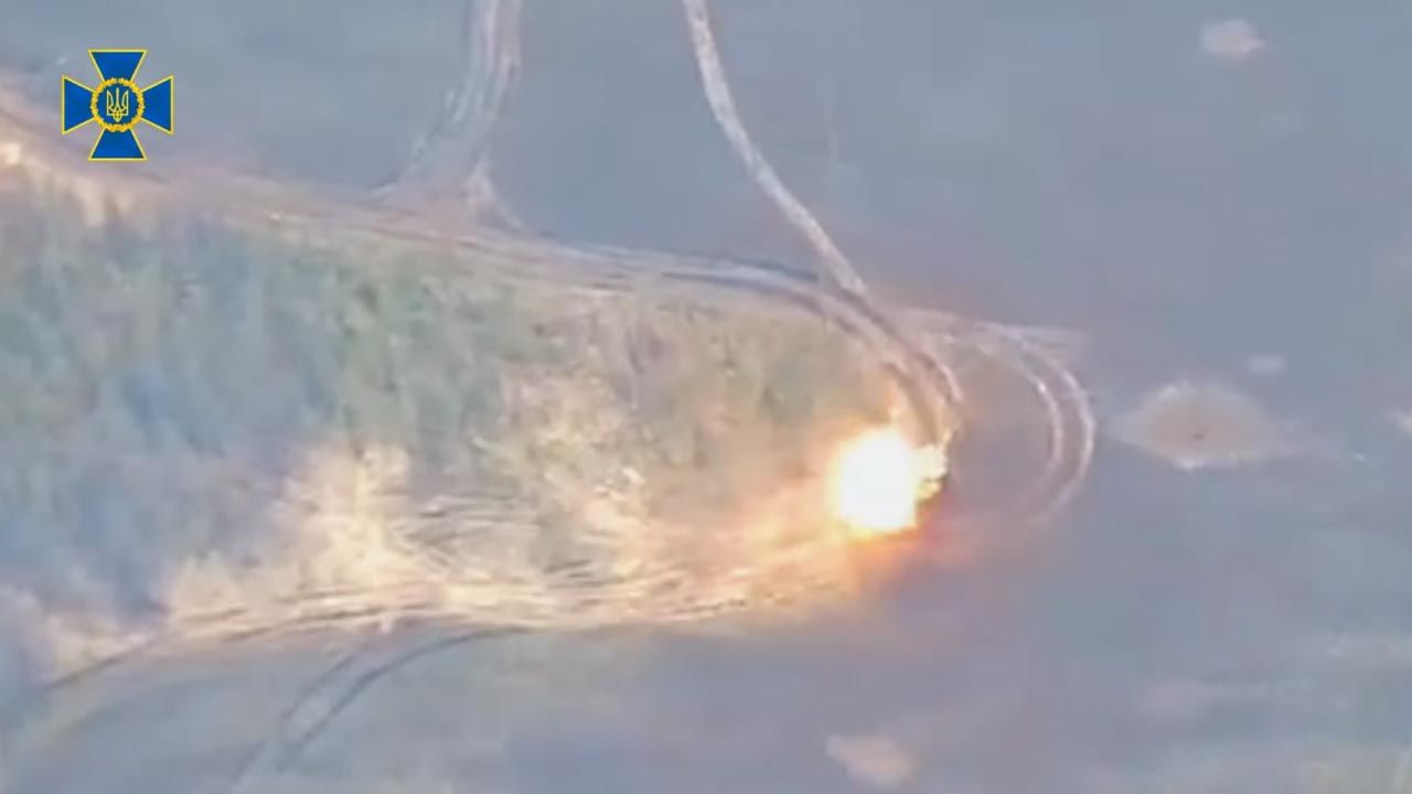 Za pomocą drona wysadzili w powietrze kompleks rakietowy TOR-M2 (fot. YouTube/SecurityServiceUkraine)