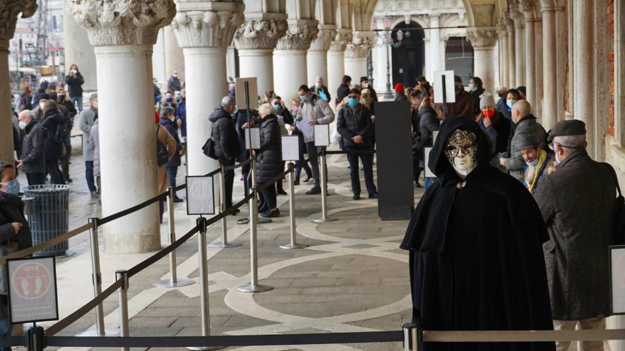 Kolejka przed wejściem do Pałacu Dożów w Wenecji (fot. PAP/EPA/Andrea Merola)
