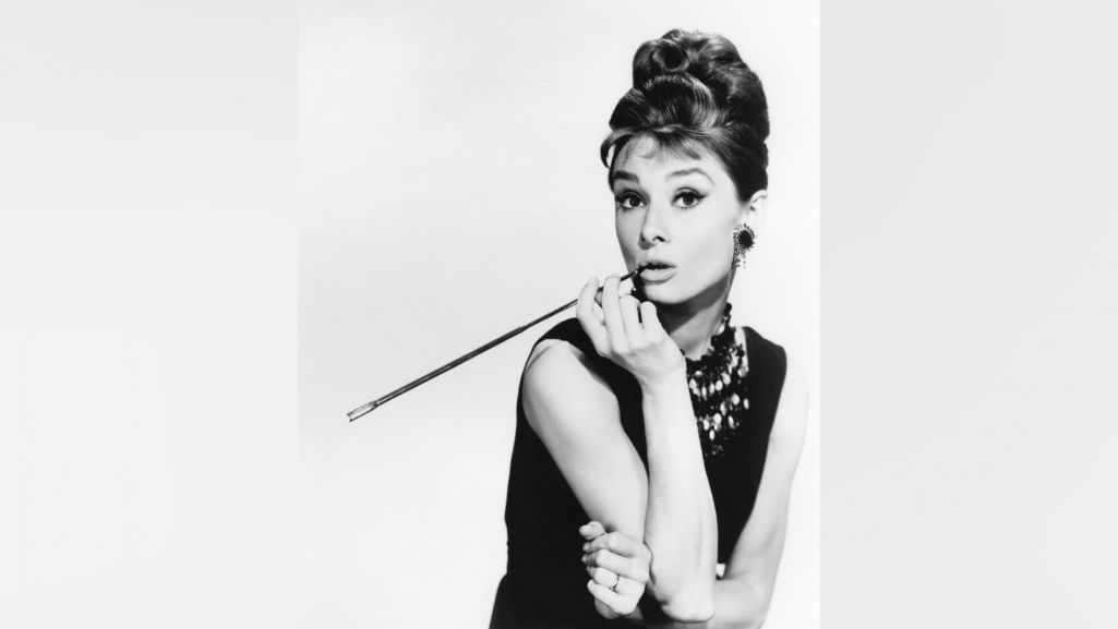 Audrey Hepburn i jej elegancka, minimalistyczna kreacja z filmu „Śniadanie u Tiffany’ego”. Fot. Silver Screen Collection/ Getty Images