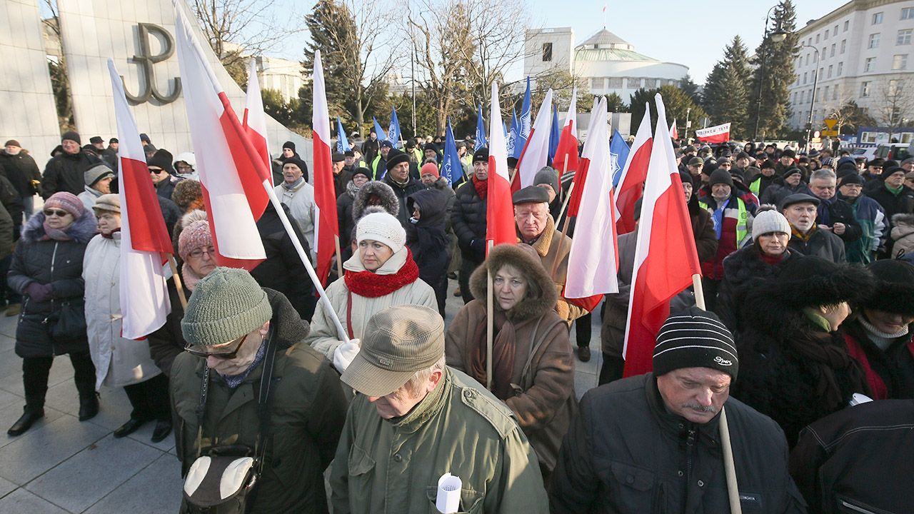 Wiceminister rodziny pracy i polityki społecznej twierdzi, że nad przyznaniem 13. emerytury byłym esbekom „trzeba się zastanowić” (fot. arch.PAP/Paweł Supernak) Wiceminister rodziny pracy i polityki społecznej twierdzi, że nad przyznaniem 13. emerytury byłym esbekom „trzeba się zastanowić” (fot. arch.PAP/Paweł Supernak)
