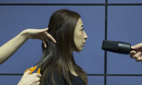 Efekt ASMR ma wywoływać m.in. dźwięk ścinania włosów. Na grywany jest w biurze kolejnej „AMSR artist” Tai Po w Hongkongu, 2017. Fot.  Antony Dickson / South China Morning Post via Getty Images