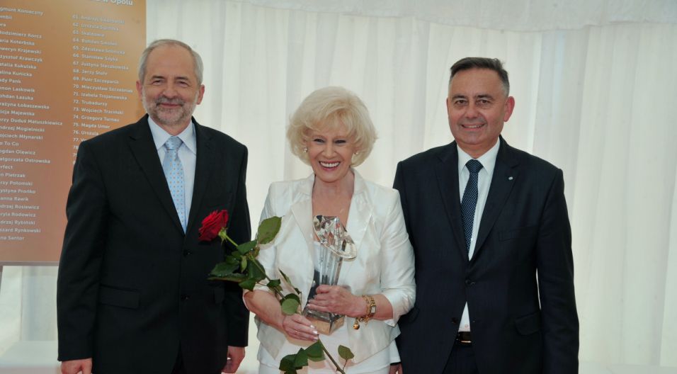 Krystyna Loska odbiera jubileuszową nagrodę (fot. Ireneusz Sobieszczuk/TVP)