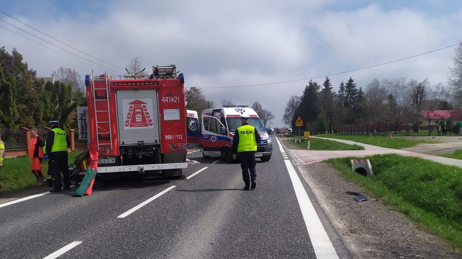Zderzenie ciągnika rolniczego z busem. Droga nr 74 zablokowana - KPP w Opatowie