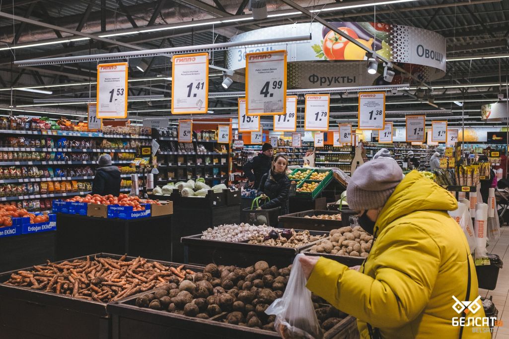 Людзі набываюць гародніну ў краме ў Менску, Беларусь. 7 сакавіка 2022 года. (Фота: Белсат)