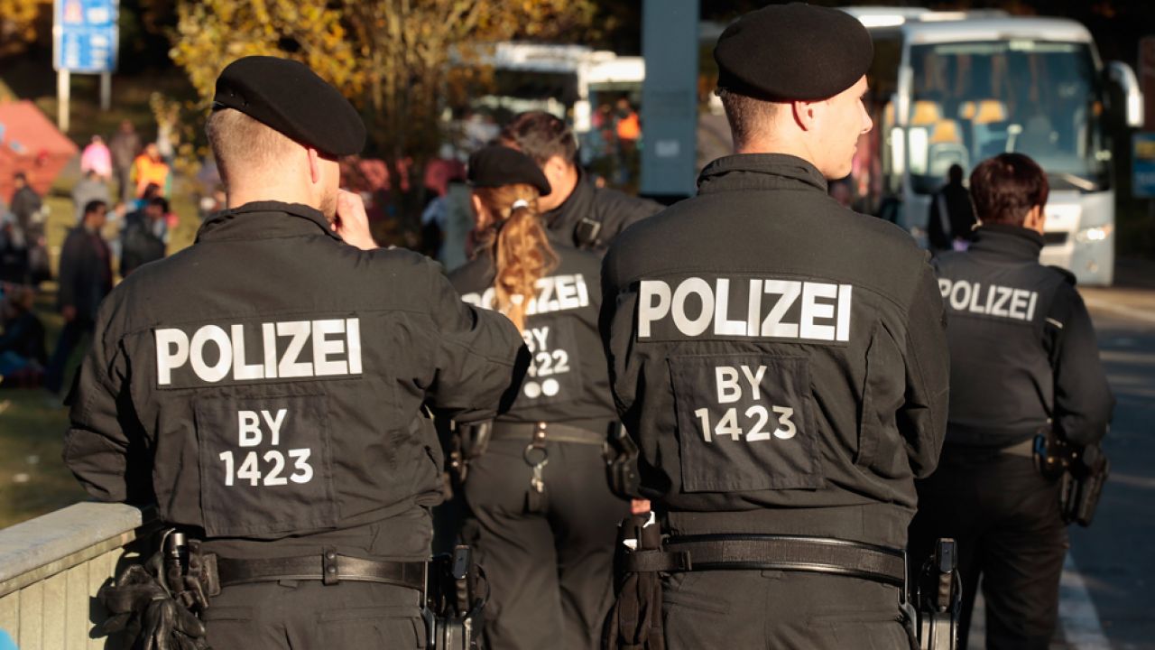 Migranci zostali zatrzymani przez policję w związku z podejrzeniami o członkostwo w organizacji terrorystycznej (fot. Johannes Simon/Getty Images) Migranci zostali zatrzymani przez policję w związku z podejrzeniami o członkostwo w organizacji terrorystycznej (fot. Johannes Simon/Getty Images)