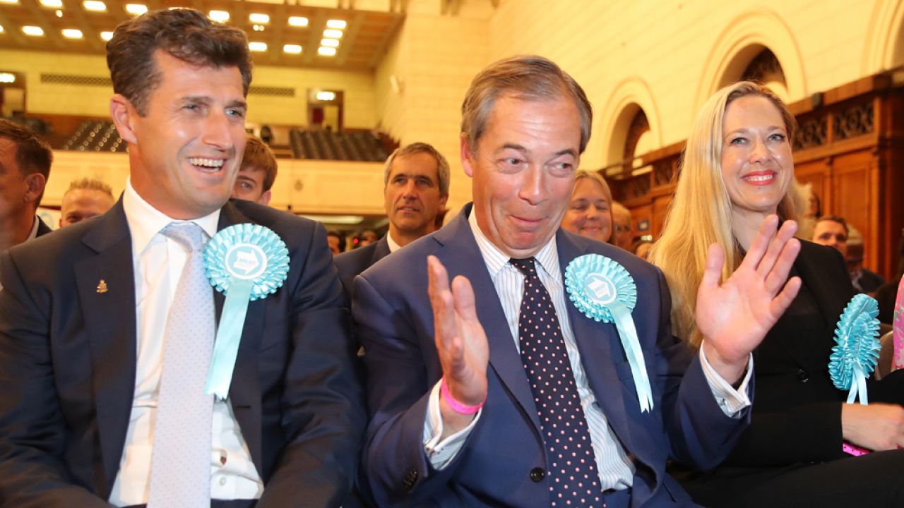 Istniejąca od kilku miesięcy partia Brexit Nigela Farage'a (C) odniosła spory sukces w wyborach do Parlamentu Europejskiego (fot. Andrew Matthews/PA Images via Getty Images) Istniejąca od kilku miesięcy partia Brexit Nigela Farage'a (C) odniosła spory sukces w wyborach do Parlamentu Europejskiego (fot. Andrew Matthews/PA Images via Getty Images)