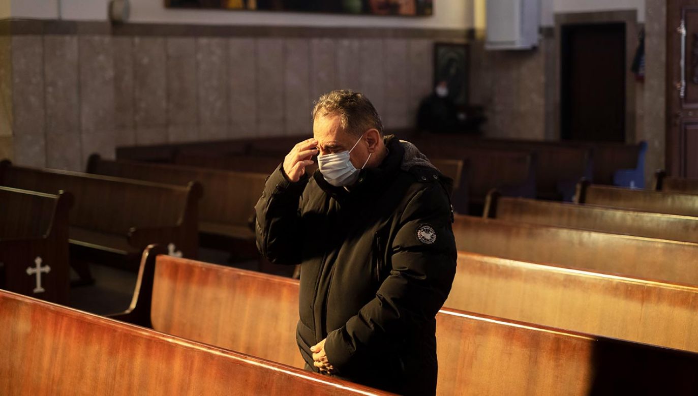 „Należy umożliwić wiernym przyjęcie Komunii Świętej zarówno do ust, jak i na rękę” (fot. Morteza Nikoubazl/NurPhoto via Getty Images)