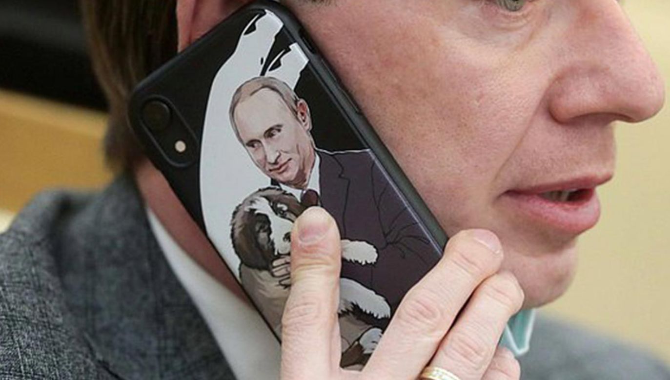 Przewodniczący Komisji Ekologii i Ochrony Środowiska Władimir Burmatow na sesji rosyjskiej Dumy z iPhon'em (fot. duma.gov.ru)