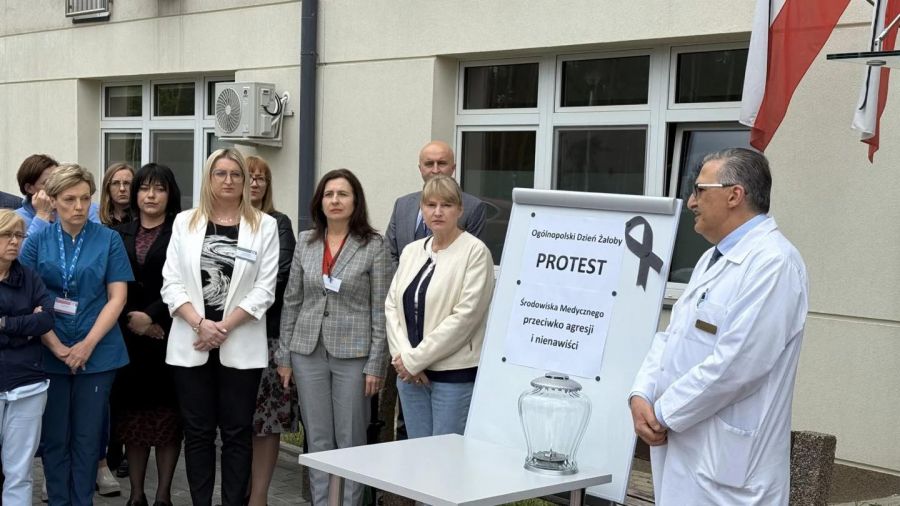 Lekarze i pracownicy Szpitala w Czerwonej Górze przeciwko agresji (Fot. FB Szpital w Czerwonej Górze)
