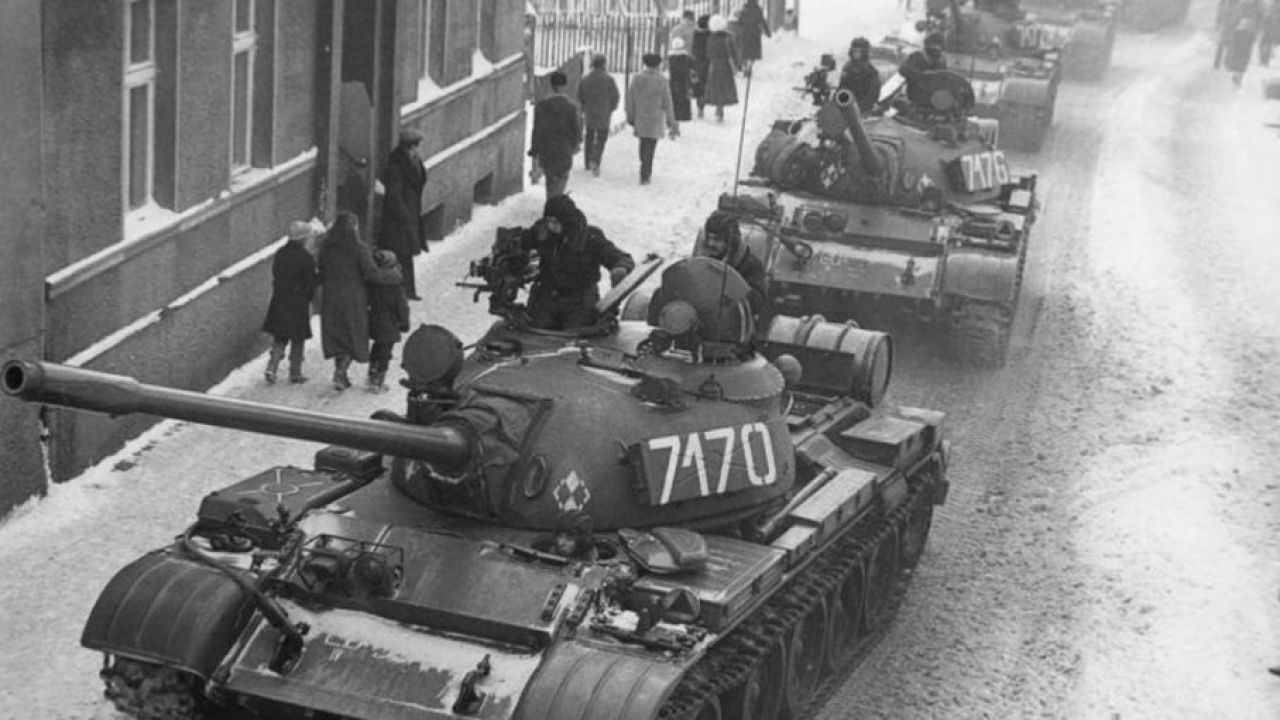 13 grudnia 1981 r. czołgi wyjechały na ulice miast (fot. J. Żołnierkiewicz)