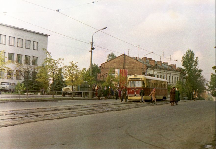 Трамвай на вуліцы Леніна ў Віцебску, 1980 год. (Фота: Барыс Беленькі / evitebsk.com)
