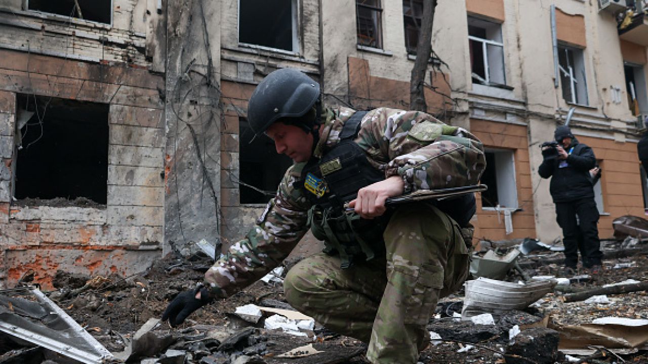 Pociski Rosjan trafiły w centralną część Charkowa (fot. Getty Images)