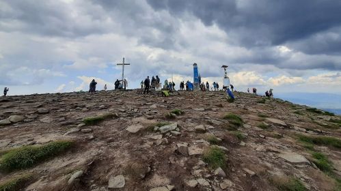 Hoverla, Ukraine's highest peak (2,055 meters above sea level), is visited by crowds of tourists every year. For the Ukrainians, climbing Hoverla also has a patriotic and symbolic dimension. The photograph is for illustrative purposes only. Photo: Wikimedia Commons, CC