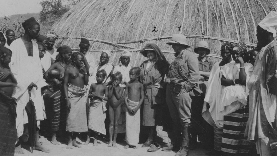 Ferdynand Ossendowski (trzyma ręce w kieszeni, nr 1) wraz z żoną Zofią (obok, nr 2) podczas ekspedycji do Gwinei, 1926 rok. Fot. NAC/IKC, sygn. 1-K-1722-2