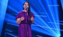 Michell Siwak zaśpiewała utwór „One Night Only” Jennifer Hudson. Ubrana jest w fioletową sukienkę z krótkim rękawem, która ma ozdobne marszczenie przy dekolcie.