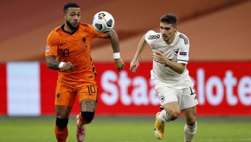 Memphis Depay w starciu z rywalem (fot. Getty Images) Memphis Depay w starciu z rywalem (fot. Getty Images)