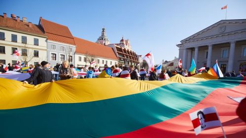 Вялікі літоўскі сцяг на акцыі беларусаў ў Вільні, Літва. Здымак мае ілюстрацыйны характар. Фота: Мікалай Мамінаў / Белсат